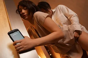 Vợ đi họp lớp rồi nắc với nyc mặc cho ông chồng ở nhà chờ
